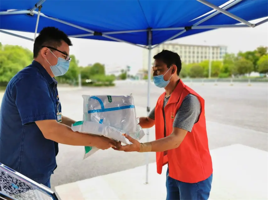 工廠為社區(qū)捐贈(zèng)防疫物資。