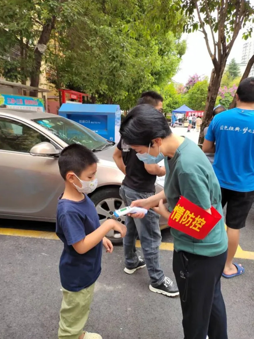 黨員下沉社區(qū)開展體溫監(jiān)測(cè)工作。