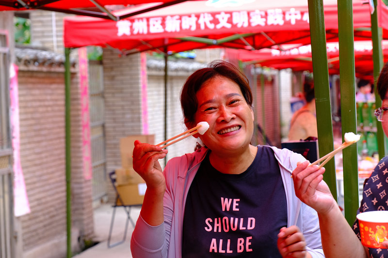 公益集市上的特色美食品嘗。