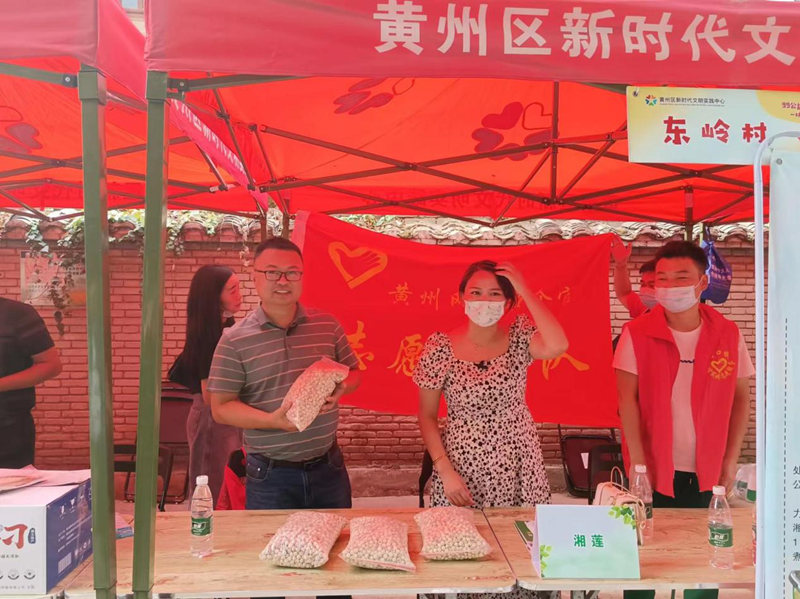 網(wǎng)絡(luò)達(dá)人推介農(nóng)產(chǎn)品。