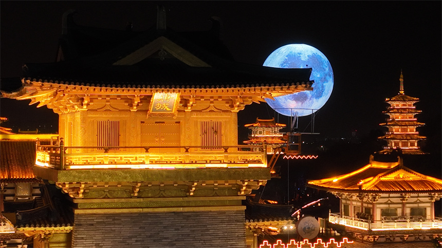 明月與唐城相映,構(gòu)成一幅美景。劉濤攝