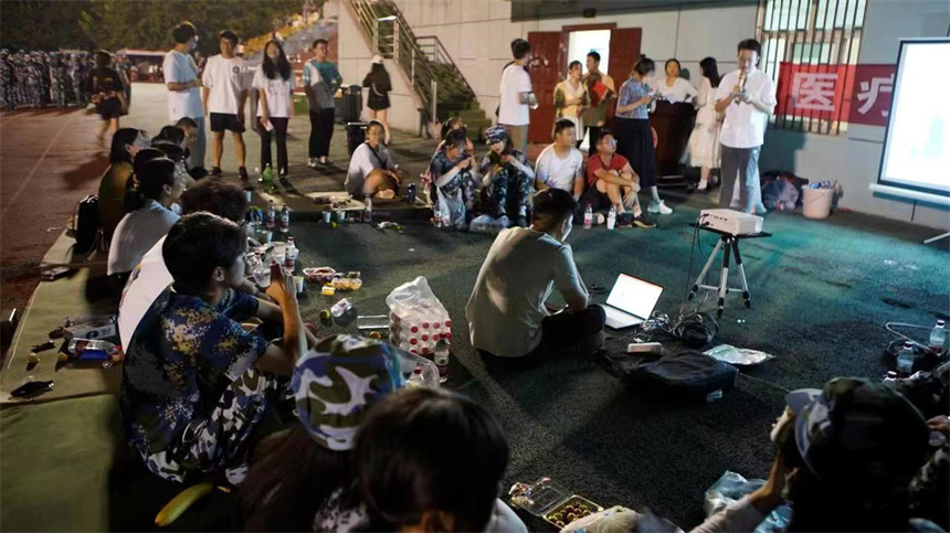 操場上遙閱讀分享會。