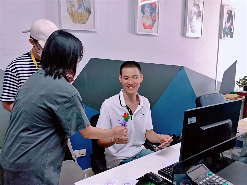 送給老師自制的小花。