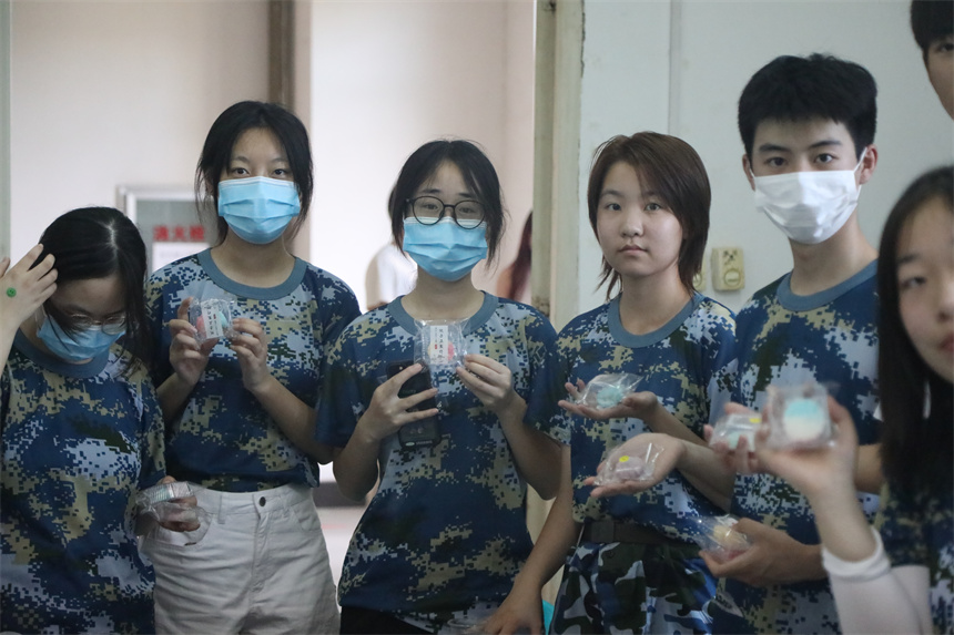 新生們自己制做的月餅。