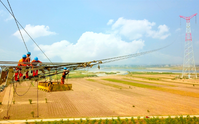 施工人員高空緊掛線作業(yè)。李健波攝