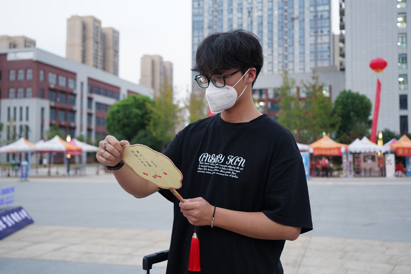 新生認(rèn)真品讀團(tuán)扇上的詩句。