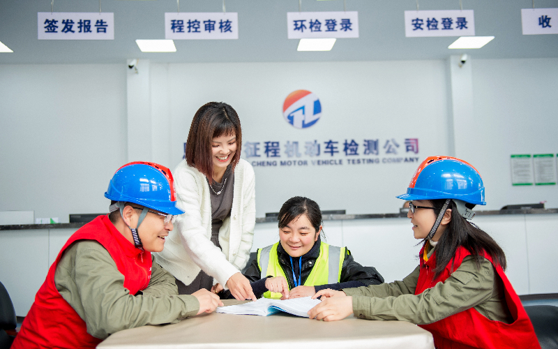 國(guó)網(wǎng)湖北電力員工回訪客戶。陶陶攝。