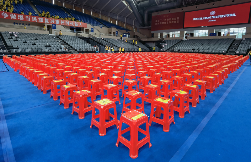 該校一老師被退場(chǎng)后擺放整齊的凳子和整潔的場(chǎng)館所感動(dòng)，拍下了照片。受訪者供圖