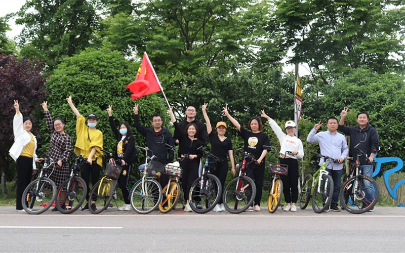 組織青年職工開展騎行活動。