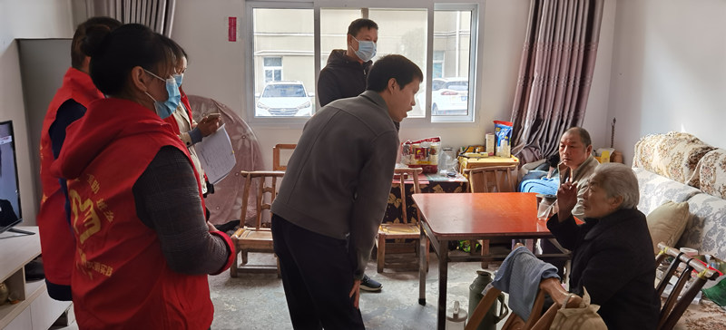 社區(qū)黨員看望慰問困難家庭。