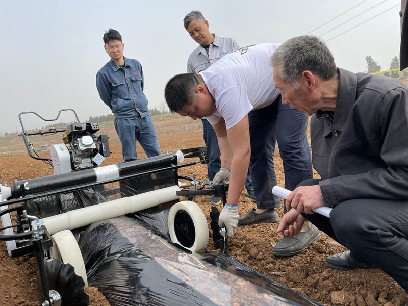 調(diào)試覆膜機(jī)。