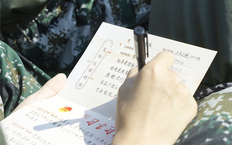 開學(xué)典禮上4000余名新生手寫卡片獻(xiàn)禮“二十大”。