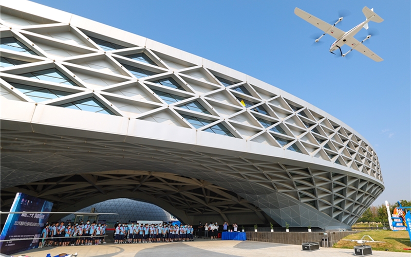 在湖北省襄陽市科技館，工作人員向?qū)W生演示無人機(jī)飛行技巧。 