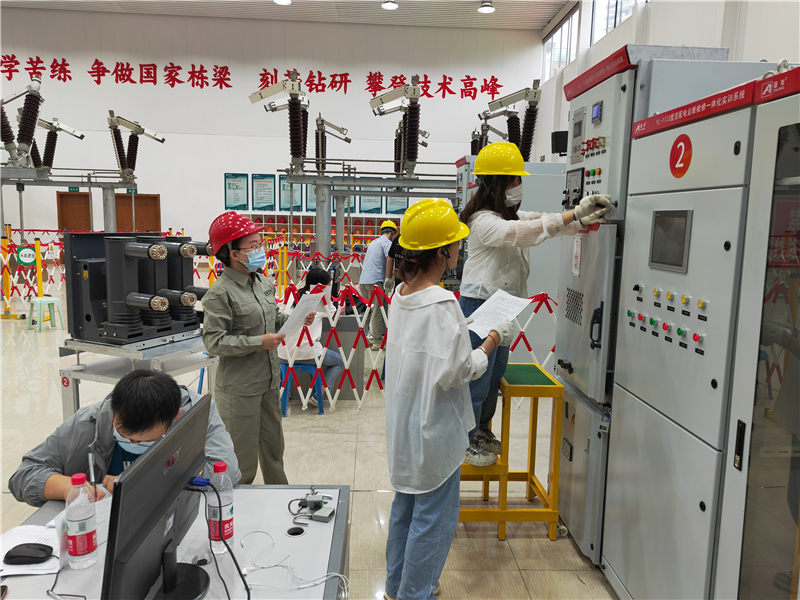 學(xué)生們正在開展實(shí)訓(xùn)，余倩攝