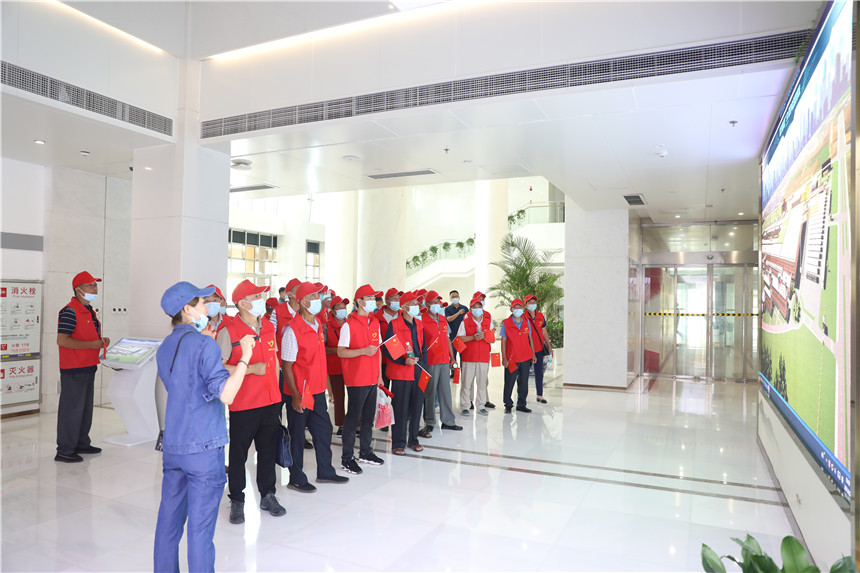 2021年7月，武漢卷煙廠黨委邀請(qǐng)漢樓村黨員群眾參觀工廠。