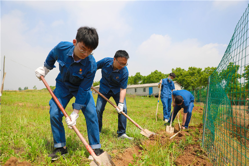 2021年5月，武漢卷煙廠志愿服務(wù)隊(duì)為羊圈開渠引水。