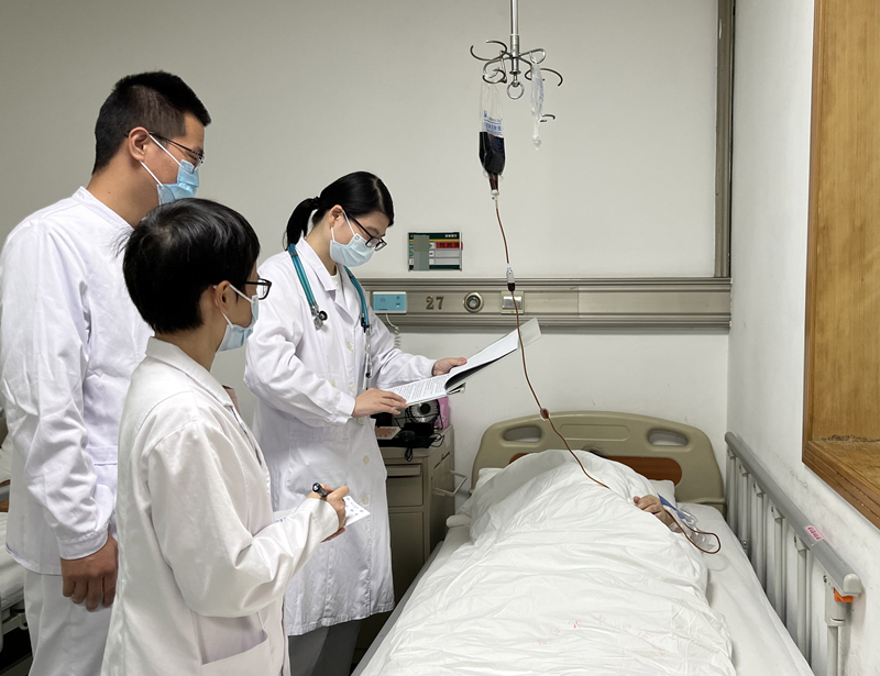 血液科醫(yī)生正在查房。