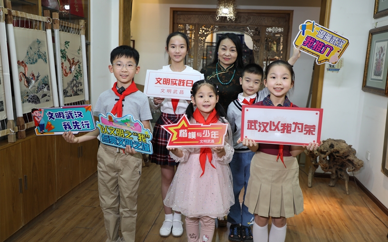 武昌好少年對(duì)話“漢繡大師”感受指尖上的非遺。