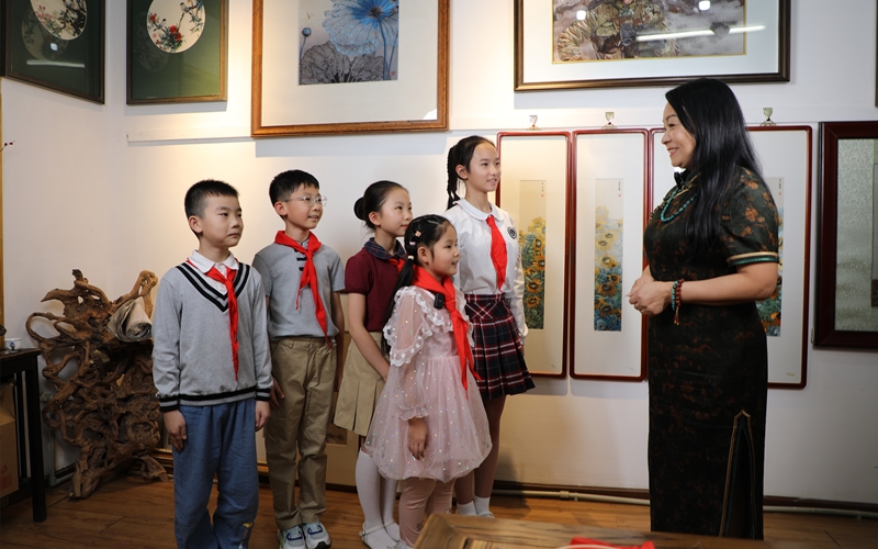 武昌好少年對(duì)話“漢繡大師”感受非遺文化。