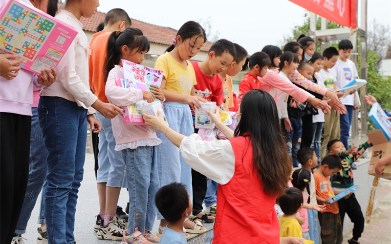 武漢卷煙廠團(tuán)委為學(xué)齡兒童贈(zèng)送文具用品60余套