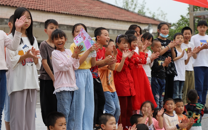 孩子們臉上開心幸福的笑臉