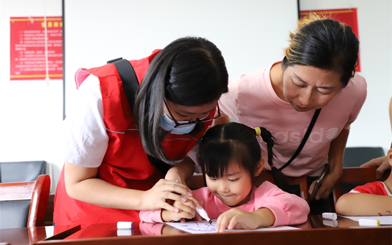 志愿者與孩子們同繪一幅畫(huà)