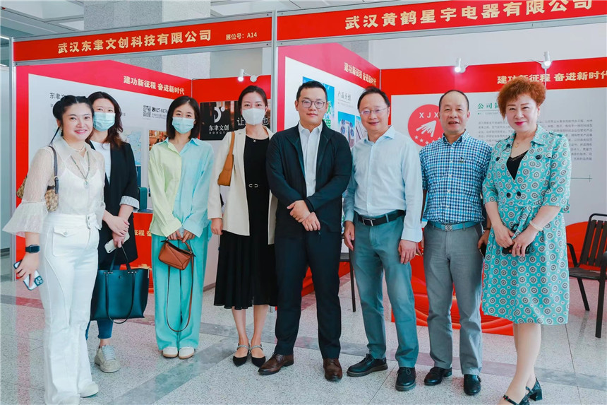 湖北省企業(yè)國際合作協(xié)會與香港貿發(fā)局、澳門貿易投資促進局局人員在展覽現場。湖北省企業(yè)國際合作協(xié)會供圖