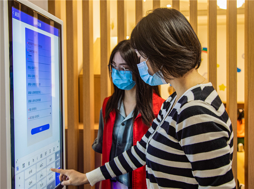 9月27日，讀者在秭歸縣樂莫樂兮城市書房自助辦證借還設(shè)備上借閱圖書。