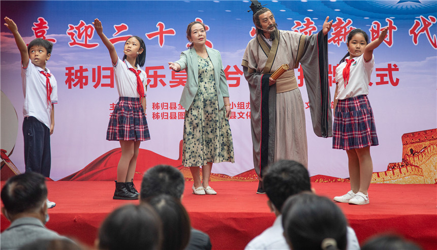 9月27日，一位“屈原的扮演者”在樂莫樂兮城市 書房前為讀者表演。