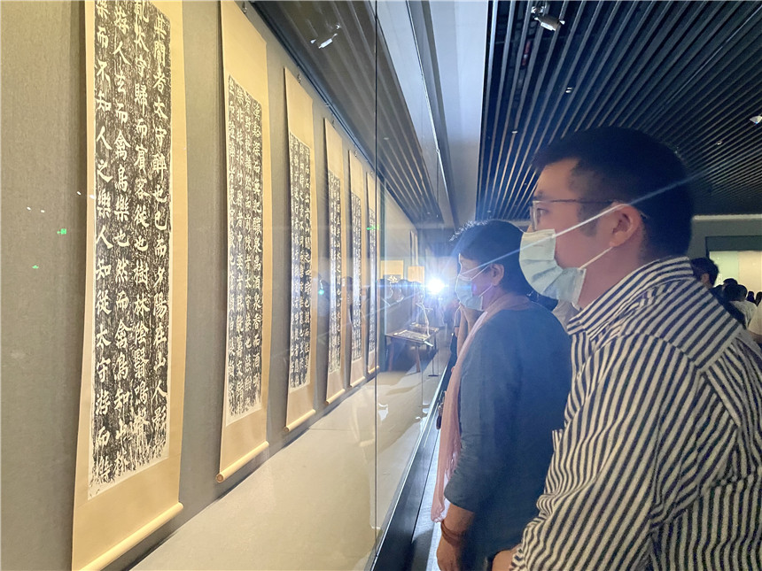 觀眾爭相一睹名家作品風(fēng)采。