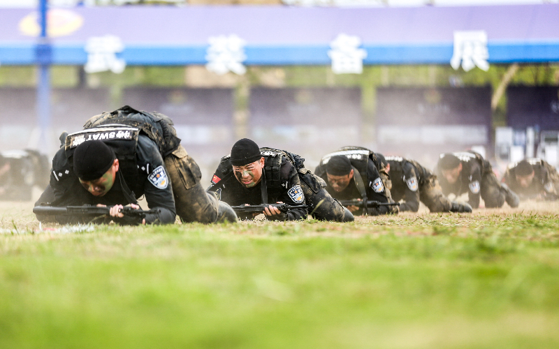 武漢特警隊員練基本功。
