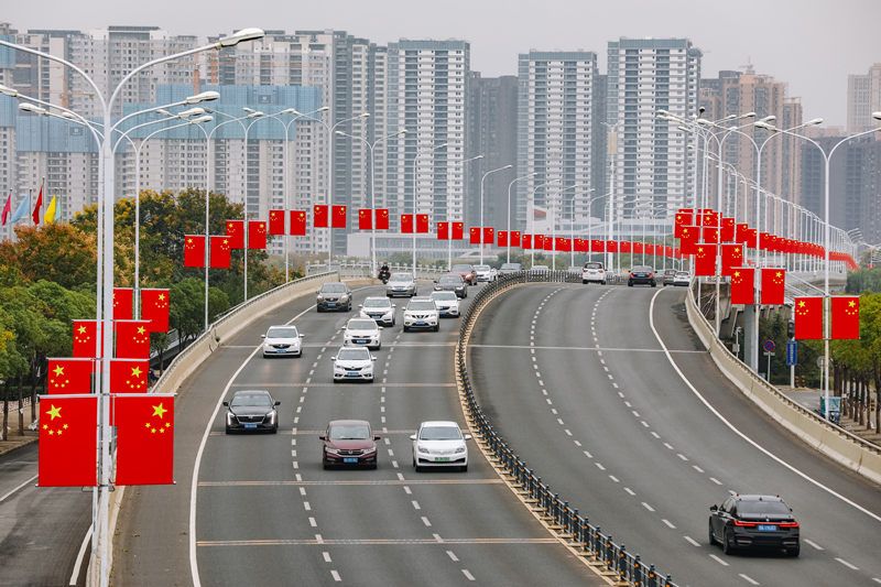 “十一”期間10萬(wàn)面國(guó)旗扮靚武漢。