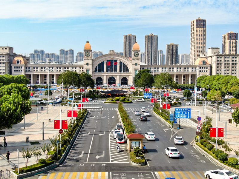 “十一”期間10萬面國旗扮靚武漢。