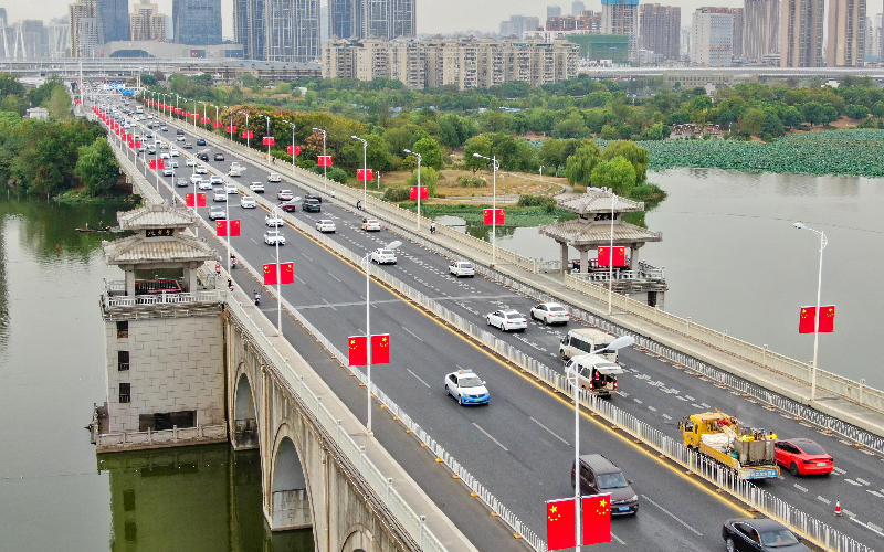 “十一”期間10萬面國旗扮靚武漢。