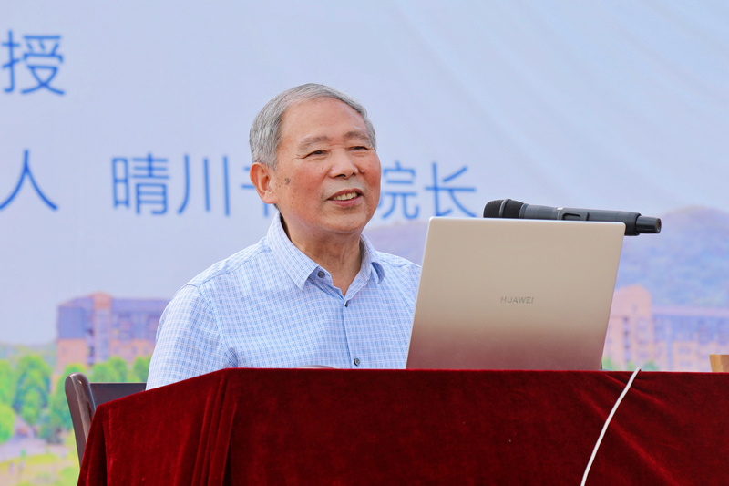 國(guó)學(xué)名師、晴川書(shū)院院長(zhǎng)李敬一教授與新生共同品味國(guó)學(xué)經(jīng)典，暢談人生哲學(xué)。