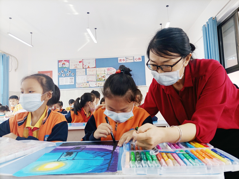 教師黃健在指導(dǎo)學(xué)生。