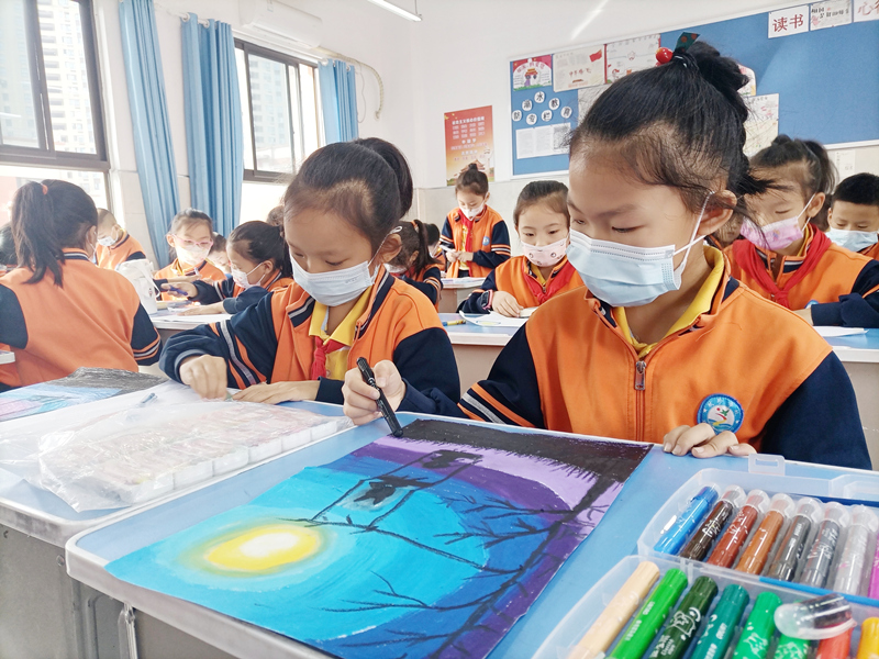 學(xué)生在認(rèn)真繪畫。