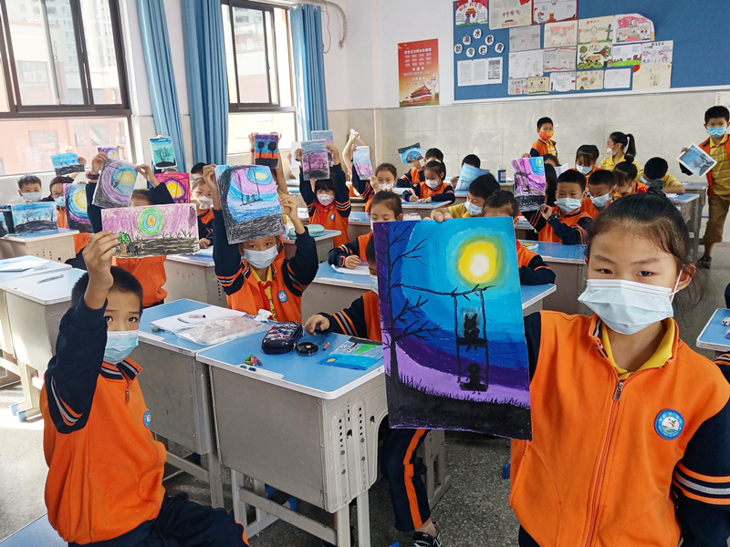 學(xué)生在自信地展示作品。