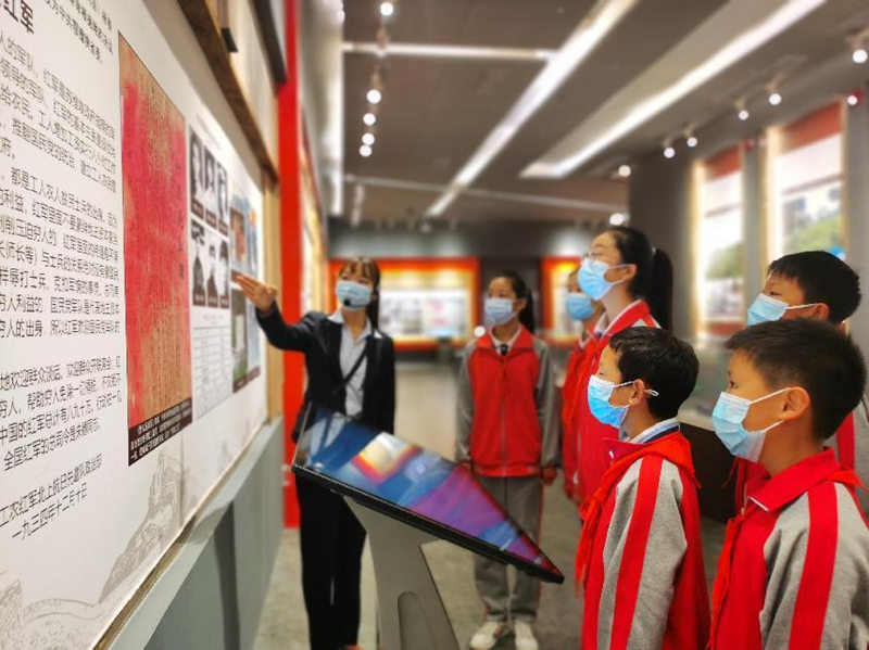 圖為城關(guān)鎮(zhèn)王家坪小學(xué)到鄖西鄂豫陜革命根據(jù)地紀念園開展愛國主義活動，學(xué)生認真聆聽《什么是紅軍》傳單背后的故事。 吳娜攝