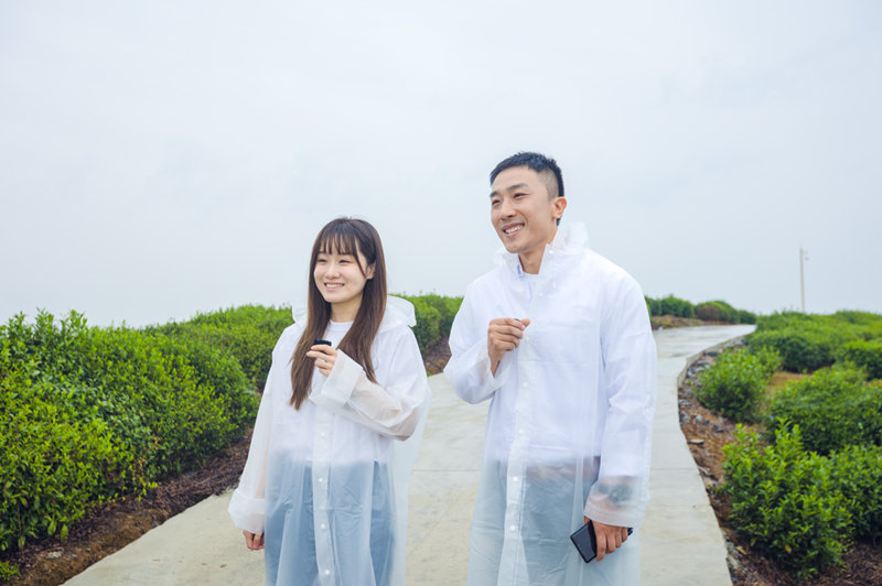 △浙江音樂廣播動(dòng)聽968主持人果然、湖北廣播電視臺(tái)音樂廣播主持人吳靖進(jìn)行現(xiàn)場(chǎng)直播。