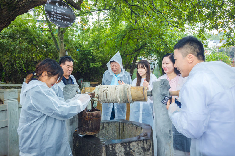 △兩個(gè)“龍井村”的書記一行參觀十堰龍井村千年龍井。