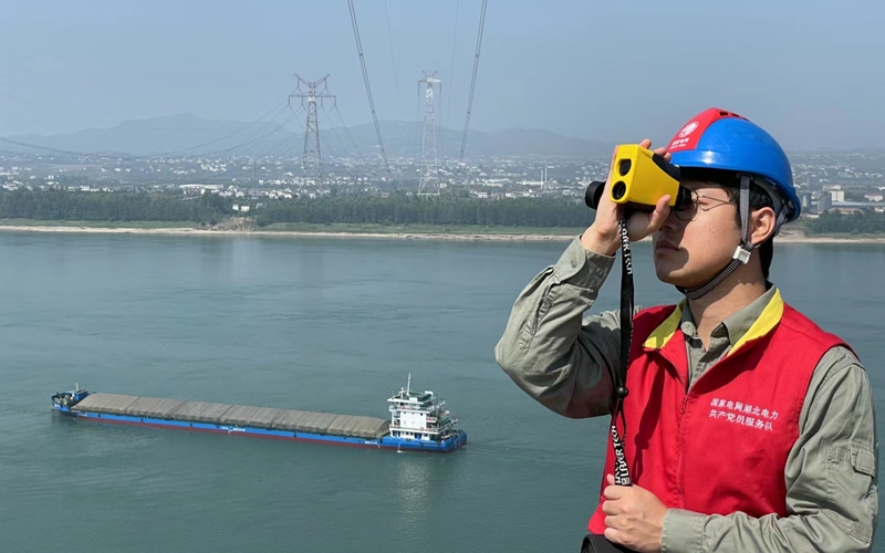 國(guó)網(wǎng)湖北電力員工對(duì)500千伏宜華線(xiàn)31#跨江塔進(jìn)行保電特巡，守護(hù)萬(wàn)家燈火通明。丁梟雄攝