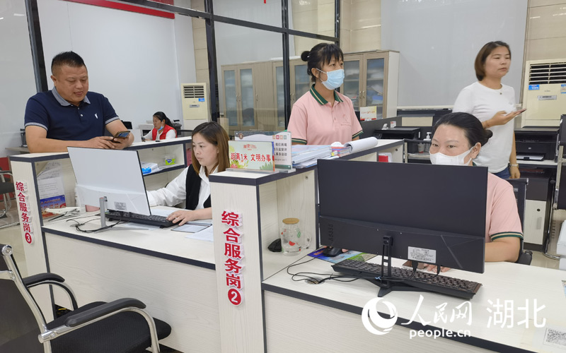 咸安區(qū)溫泉街道十六潭社區(qū)便民下沉服務(wù)點(diǎn)。周雯攝