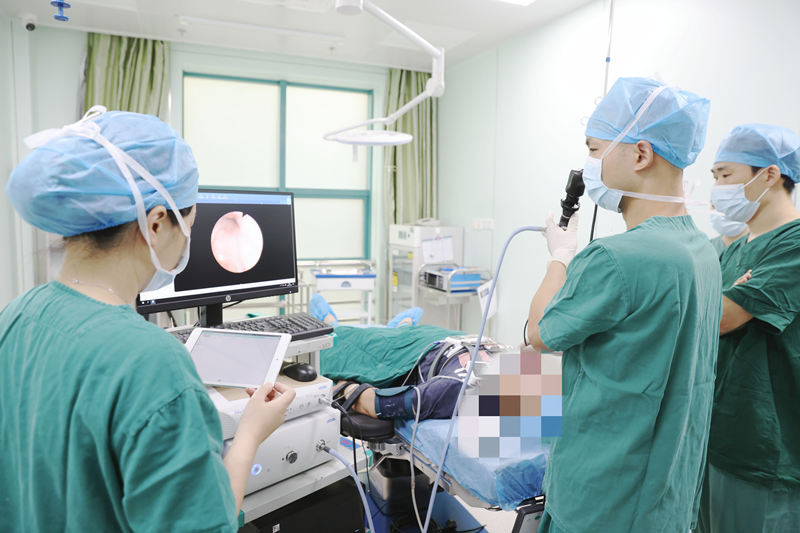 譚健醫(yī)生在患者睡眠狀態(tài)下進(jìn)行上氣道動態(tài)內(nèi)鏡檢查氣道情況。