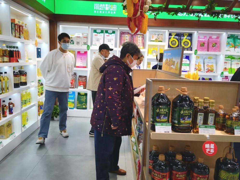 “荊楚糧油”全省首家品牌展銷中心開展了系列的宣傳、展示和優(yōu)質(zhì)糧油促銷回饋活動(dòng)。