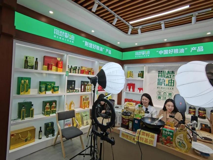 “荊楚糧油”全省首家品牌展銷中心開(kāi)展了系列的宣傳、展示和優(yōu)質(zhì)糧油促銷回饋活動(dòng)。