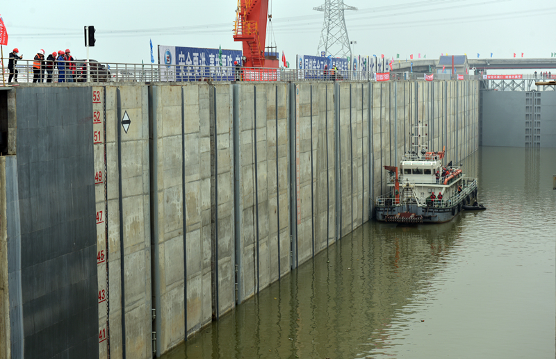 漢江中下游最大船閘完成首次試船通航。