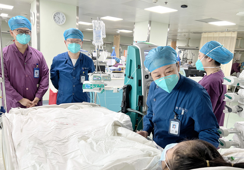 武漢市中心醫(yī)院重癥醫(yī)學(xué)科團隊在查看患者情況。