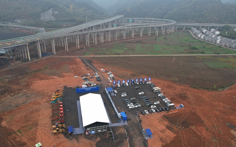 十巫高速南段項目開工現(xiàn)場。