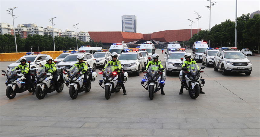 武昌區(qū)公安分局開展社會面巡防。